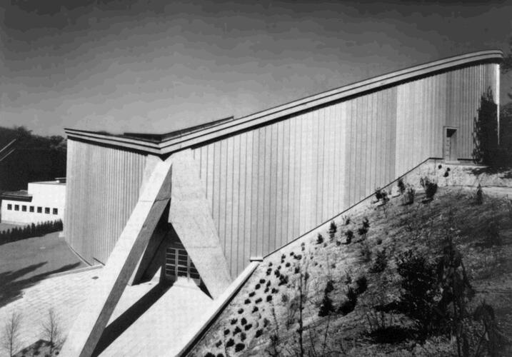 Côté latéral de l’auditorium Paul-Émile Janson, bâtiment J (L’architecte M. Van Goethem, œuvres et études, 1940-1959, Bruxelles, s.d., p. 49).