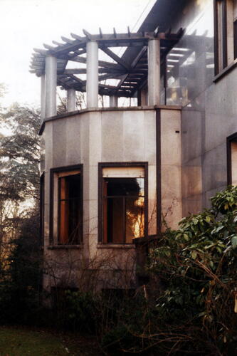 Huis Empain, zuidgevel, grotere polygonale uitbouw bekroond door terras met pergola (foto 1997).