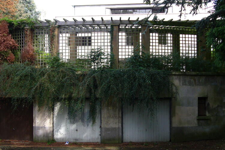Huis Empain, pergola langs zwembad met garages in steunmuur van zwembad (foto 1997).