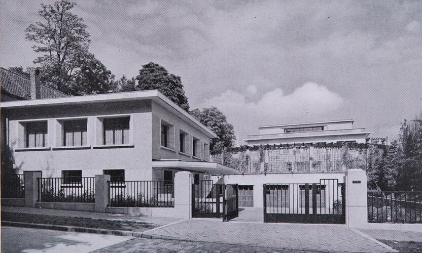 Huis Empain, oude foto van bijgebouw en garages in steunmuur van zwembad ([i]La Technique des Travaux[/i], 8, 1935,  p. 394).