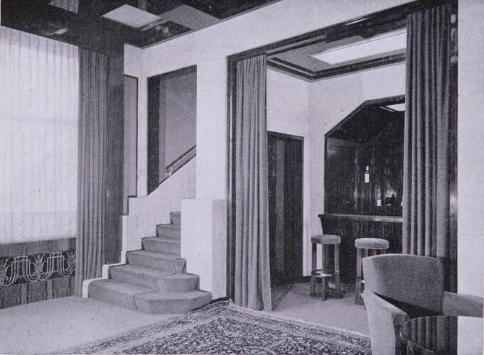 Huis Empain, oude foto van privésalon op benedenverdieping met bar in alkoof en trap naar eerste verdieping ([i]La Technique des Travaux[/i], 8, 1935, p. 400).