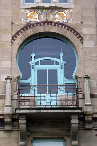 Voormalige 'Château Solbosch', <a href='/nl/glossary/257' class='info'>venster<span>Licht- en/of luchtopening in een muur.</span></a> op eerste verdieping van toren in voorgevel (foto 2007).