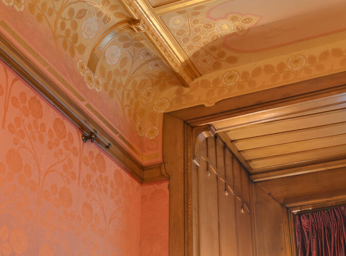 Avenue Louise 346, hôtel Max Hallet. Salon, tapisserie à damas fleuri (photo 2025).