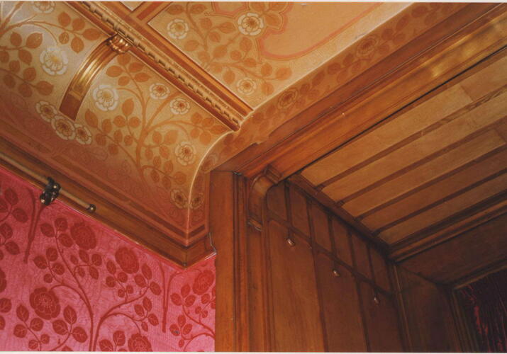 Louizalaan 346, huis Max Hallet. Salon, muurbekleding met gebloemde damast (foto 2003).