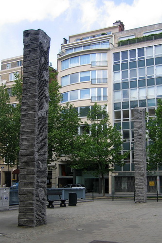 Monolieten (1999), beeldhouwer Lambert ROCOUR. Het paar op kruispunt van Louizalaan en Defacqzstraat, 2006