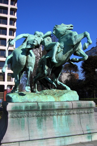 Lutte équestre (1906), sculpteur Jacques DE LALAING, 2006