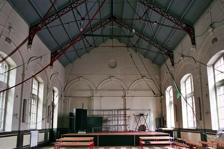 Ecole communale nsupo/sup4, préau converti en salle de gymnastique (photo 2004).