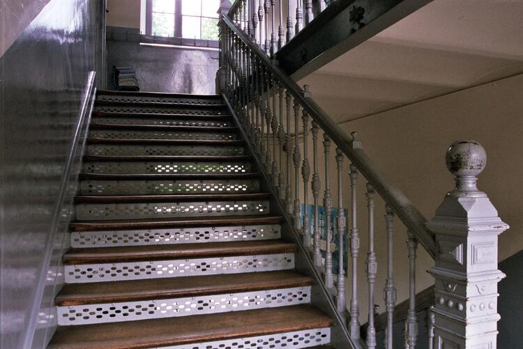 Ecole communale nsupo/sup4, escalier intérieur (photo 2004).