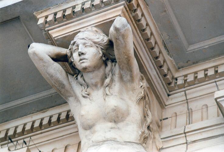 Chaussée de Charleroi 23, détail d'une <a href='/fr/glossary/327' class='info'>cariatide<span>Statue féminine jouant le rôle d’une colonne ou d’une console et portant une corniche, un entablement, un chapiteau ou un balcon.</span></a> gainée, sculptée par Julien Dillens (photo 1998).