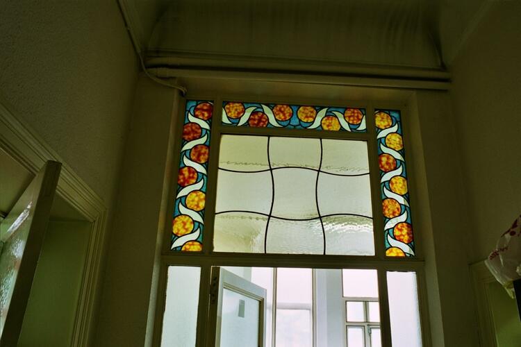 Rue d'Ecosse 17, r.d.ch., vitraux à motifs stylisés de fruits (photo 2004).