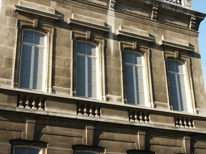 Cité Fontainas, faux <a href='/fr/glossary/201' class='info'>châssis<span>Partie en menuiserie d'une fenêtre.</span></a> de fenêtre en façade latérale (photo 1997).