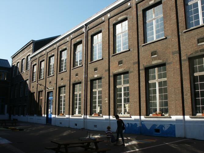 École communale n[s]o[/s]1-2, aile E et volume F, façades vers la cour de récréation B (photo 2004).
