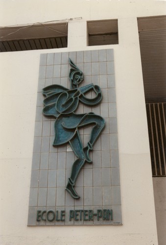 Peter Panschool, keramisch paneel met bronzen reliëf op benedenverdieping (foto 1997).