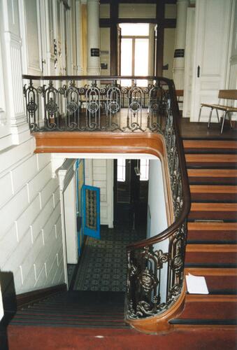 Anc. maison communale de Saint-Gilles, locaux de la Justice de Paix, <a href='/fr/glossary/248' class='info'>cage d'escalier<span>Espace à l'intérieur duquel se développe un escalier.</span></a> (photo 2003).