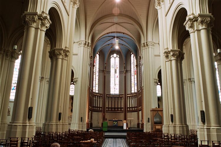 Eglise Saint-Gilles, vue de la nef centrale vers le choeur (photo 2004).