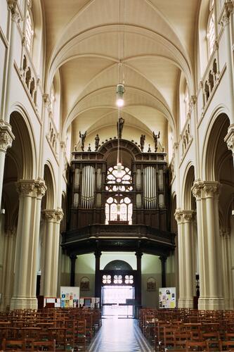 Eglise Saint-Gilles, vue de la nef centrale vers l'entrée (photo 2004).