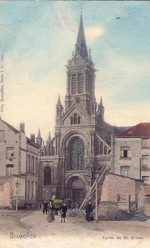 Sint-Gilliskerk voor de aanleg van Jean Volderslaan vanaf 1902 (Verzameling postkaarten Dexia Bank, s.d.).