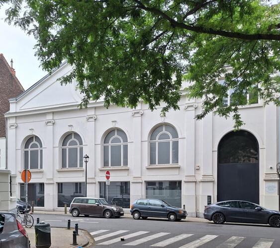Façade pricipale du galerie d'art contemporain, côté rue Veydt, 2025