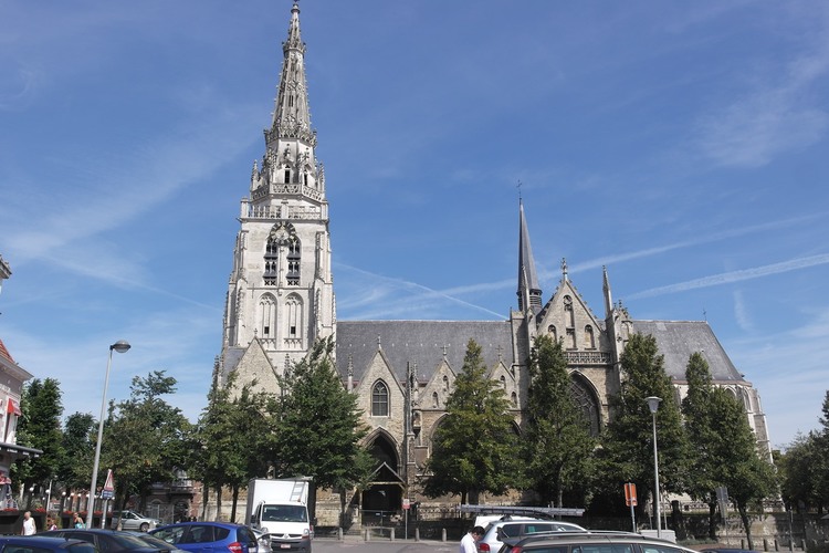 Collegiale Sint-Pieter-en-Sint-Guidokerk, zuidgevel vanuit het Dapperheidsplein, 2015