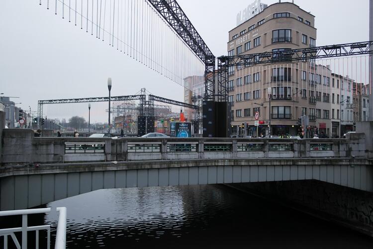 Quai des Charbonnages, pont de la Porte de Flandre, enjambant le canal assurant le liaison entre la chaussée de Gand et la rue Antoine Dansaert, 2016