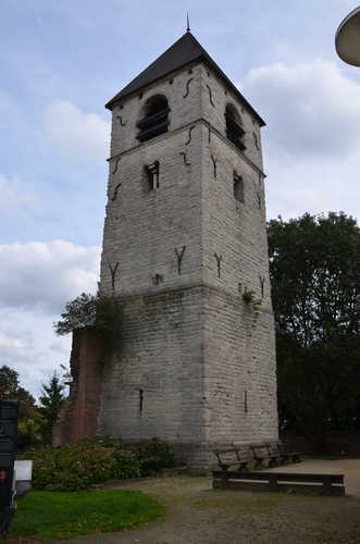 Bosduifstraat, romaanse toren (van de voormalige Sint-Pieter en Pauluskerk)