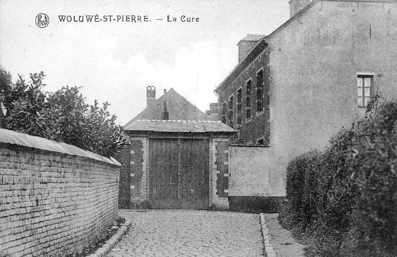 Petite rue de l’Église 2, la cure vers 1900 (Collection cartes postales J. Laureys).