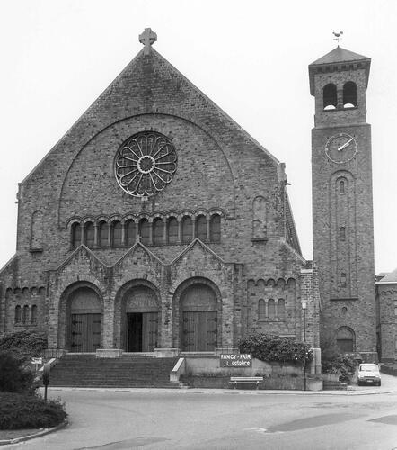 Parvis des Franciscains 2, la façade avant de l'église Notre-Dame des Grâces, @ KIK-IRPA, Bruxelles.