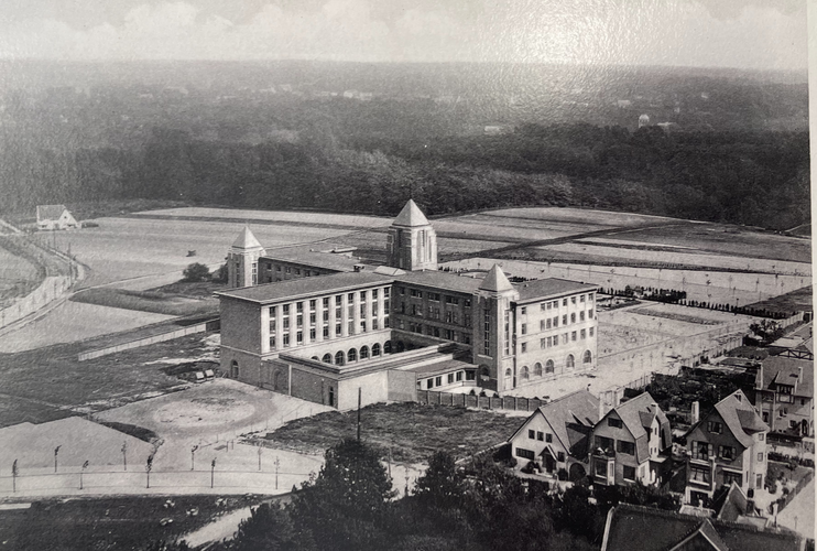 Vogelperspectief op het Franciscanenklooster omgeven door velden, foto, 1936, Archief Maison Notre-Dame du Chant-d'Oiseau.