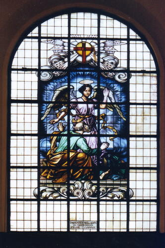 Église Saint-Pierre, Saint-Pierre délivré par l’ange, 1936, vitrail de J.-B. Jacobs (photo 2002).