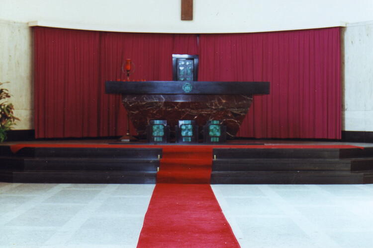 Église Saint-Pierre, autel du chœur, vers 1935, dessiné par La Croix latine de Louvain (photo 2002).