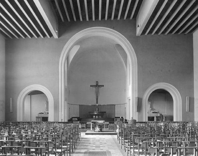 Église Saint-Pierre, vue générale vers le chœur, © IRPA-KIK Bruxelles (photo 1972).
