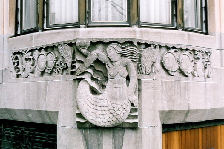 Tervurenlaan 242, bas-reliëf op benedenverdieping: sirene omgeven door vissen (foto 2003).
