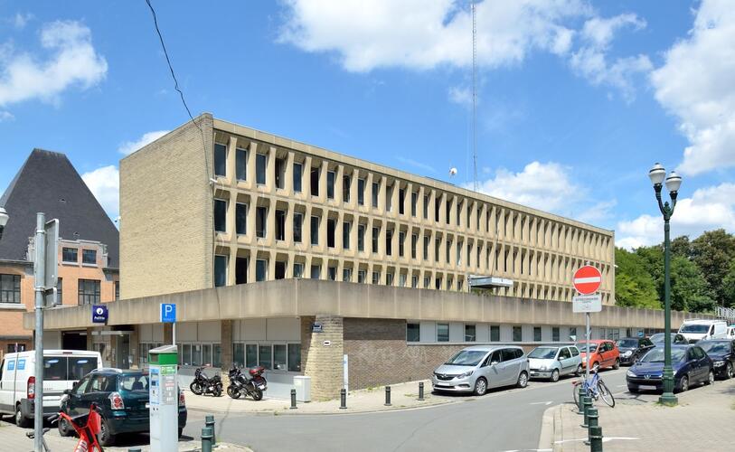 Rue du Curé 30, commissariat de police (1971), façade vers la rue de Liège, 2019