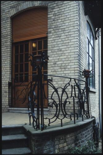 Rue Vergote 36, détail du <a href='/fr/glossary/36' class='info'>perron<span>Emmarchement extérieur devançant la porte d’entrée d’un bâtiment.</span></a> d’entrée (Photo Ch. Bastin & J. Evrard © MRBC).