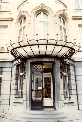 Avenue de l'Astronomie 13, Hôtel communal, entrée principale (photo 1993-1995).