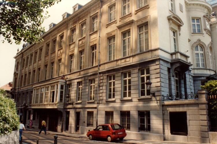 Avenue de l'Astronomie 13, Hôtel communal, façade rue de Bériot (photo 1993-1995).