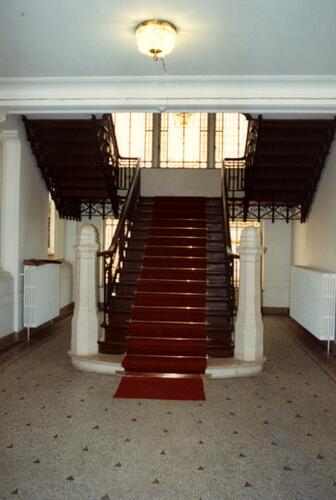 Avenue de l'Astronomie 13, Hôtel communal, r.d.ch., hall avec escalier tournant suspendu à deux volées (photo 1993-1995).