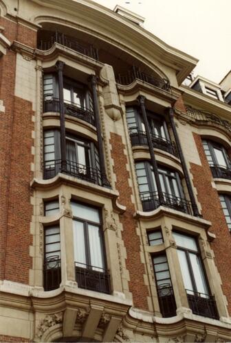 Karel Rogierplein 17-21, Albert I Hotel, gestapelde <a href='/nl/glossary/79' class='info'>erkers<span>Rechthoekig of veelhoekig uitbouwsel, als het ware op de gevel geplakt en daardoor deel uitmakend van de achterliggende ruimte; vaak over één of meer verdiepingen gestapeld.</span></a> in Sint-Lazarusstraat (foto 1993-1995).