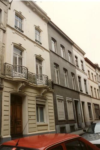 Rue de la Commune, à gauche le no 38 (photo 1993-1995)
