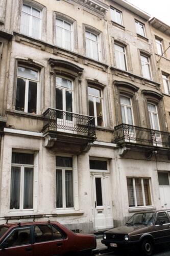 Rue de la Commune, à gauche le no 54, à droite le no 52 (photo 1993-1995)
