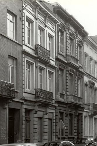 Rue de la Commune, à gauche le no 58, à droite le no 56 (photo 1993-1995)