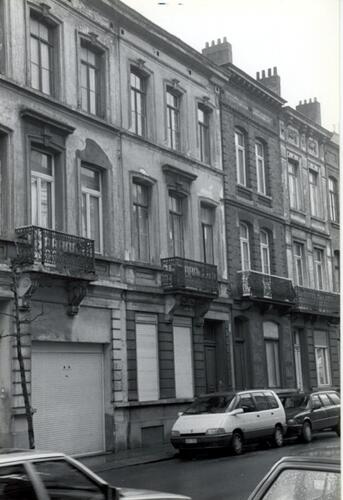 Rue des Coteaux, à gauche deux travées du no 22, à sa droite le no 20 (photo 1993-1995)