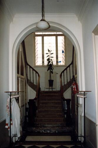 de Liedekerkestraat 112, interieur: hall met twee-armige bordestrap (foto 1993-1995).