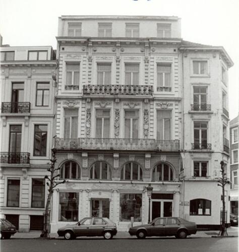 Rue des Deux Églises, à gauche deux travées du no 93, au milieu le no 89-91, à droite le no 87 (photo 1993-1995)