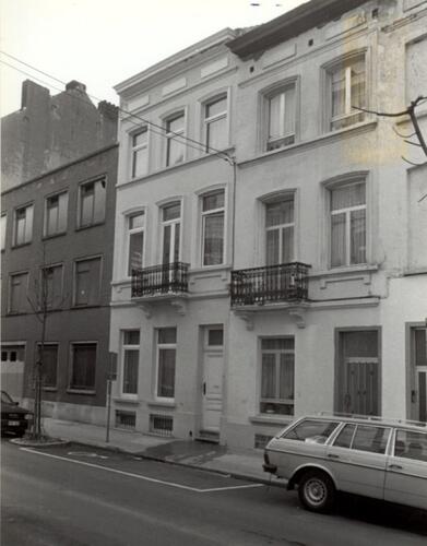 Rue des Deux Tours, au milieu le no 79, à droite le no  81 (photo 1993-1995)