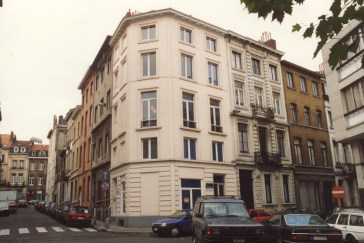Rue de l'Enclume, le no 34 se situe à droite de l'immeuble d'angle (photo 1993-1995)