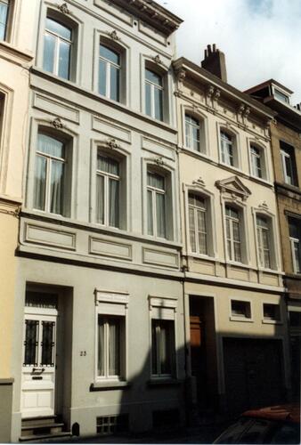 Rue de la Ferme, à droite le no 25, à gauche le no 23 (photo 1993-1995)