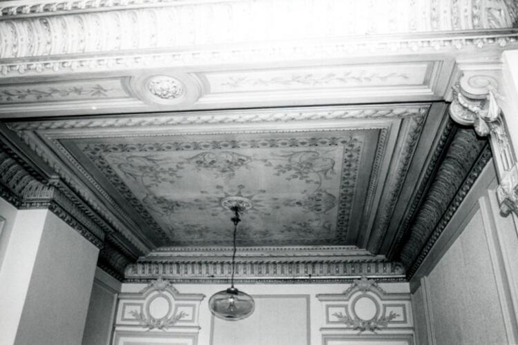 Rue Gillon 61-63, anc. savonnerie Eeckelaers, plafond stuqué et peint (photo 1993-1995).