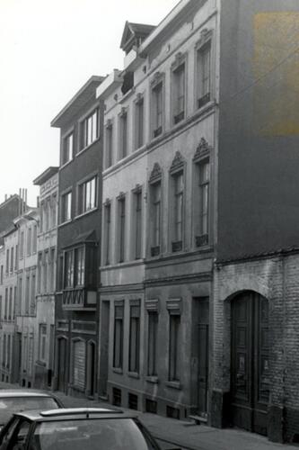 Rue Gillon, à l'avant-plan le no 64 suivi du no 66 (photo 1993-1995)