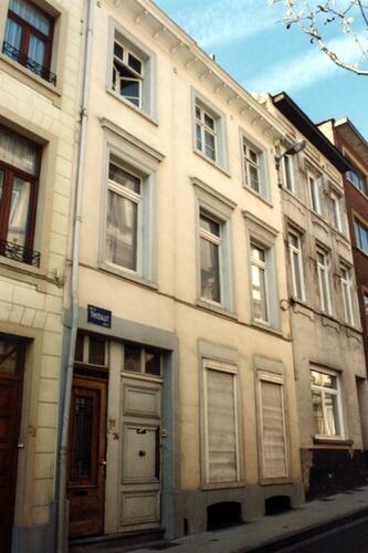 Rue Gillon 74-76, la porte de gauche du bâtiment ouvre sur l'allée Thibaut, 1994